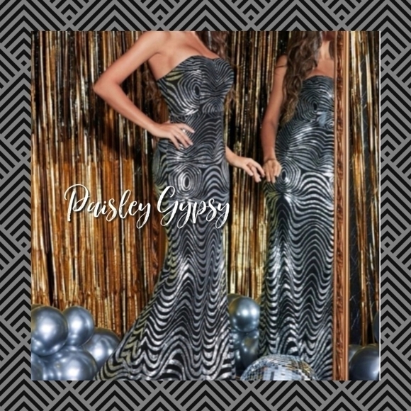 Glamorous Abstract Silver and Black Strapless Fit and Flare Formal Gown - Picture 5 of 15